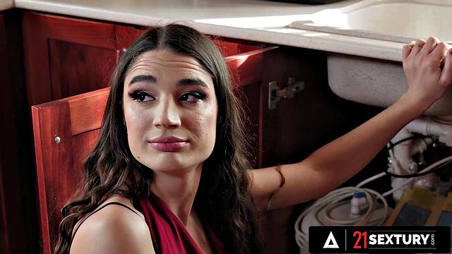 Канди Лучиани на четвереньках принимает в попку, пока муж смотрит и завидует удаче Франсиса X - семейный вечер удался!