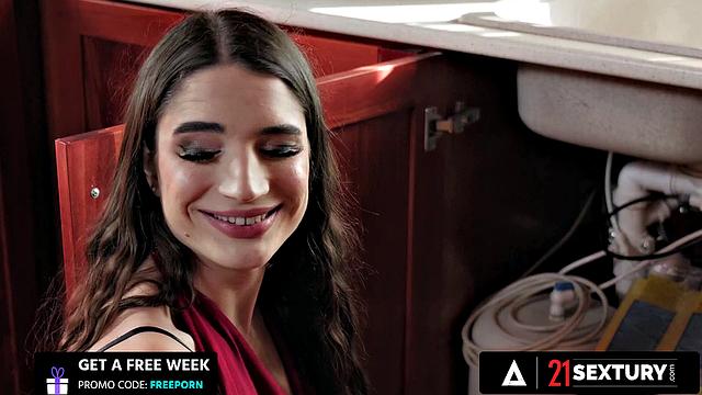 21 SEXTURY - Wife Candie Luciani On All Fours Gets Fucked