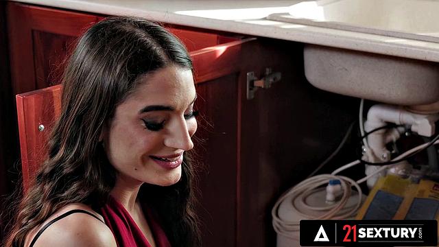 Канди Лучиани на четвереньках принимает в попку, пока муж смотрит и завидует удаче Франсиса X - семейный вечер удался!