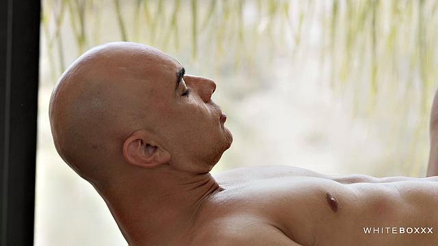 Agatha Vega отдыхает в шикарной вилле и отсасывает своему парню, пока тот трахает её до оргазма на фоне экзотики.