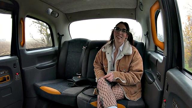 смотри как татуированная таксистка получает жесткий трах на улице