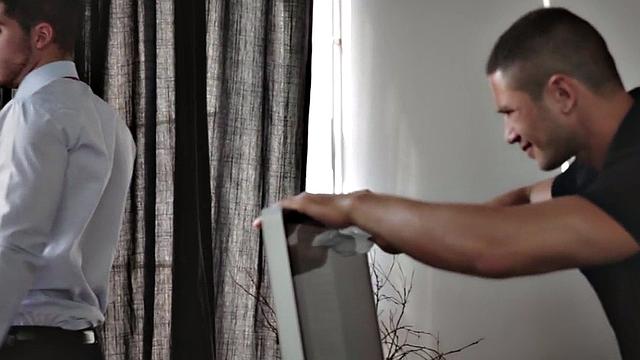 Boss bangs muscular bottom in the ass in the office