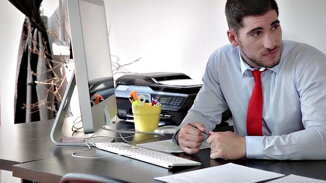 Boss bangs muscular bottom in the ass in the office