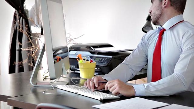 Boss bangs muscular bottom in the ass in the office