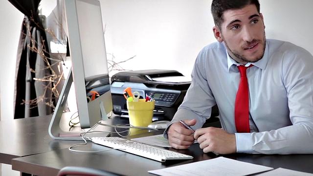 Boss bangs muscular bottom in the ass in the office