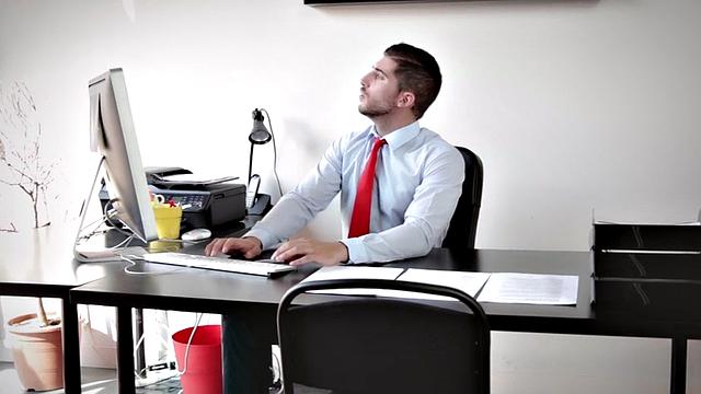 Boss bangs muscular bottom in the ass in the office