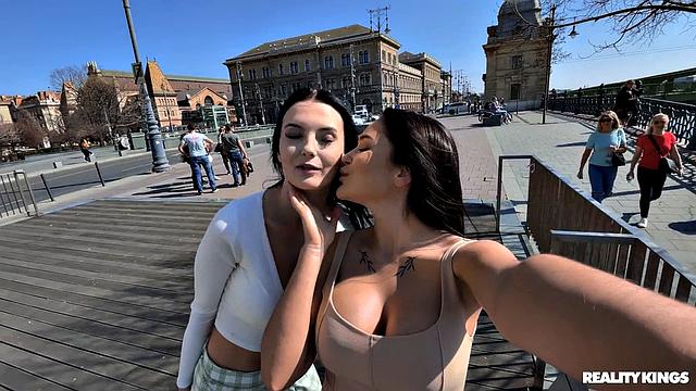 Две взрослые брюнетки устраивают откровенные игры на улице и лижут друг другу грудь и киску на кухне, снимая все на камеру.