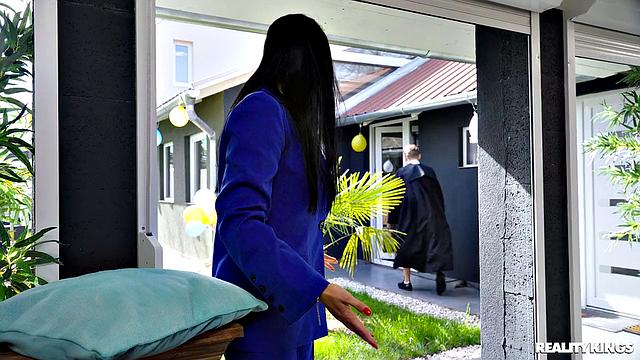 Little Angel устраивает жаркую анал вечеринку после выпуска из колледжа с Leo Gaffer'ом.