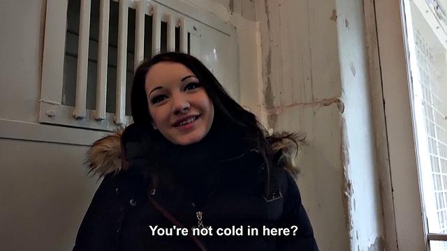 венгерская брюнетка раздевается и сосет за деньги в pov