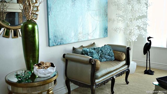 зрелая блондинка в синем соблазняет и скачет на члене с большими сиськами