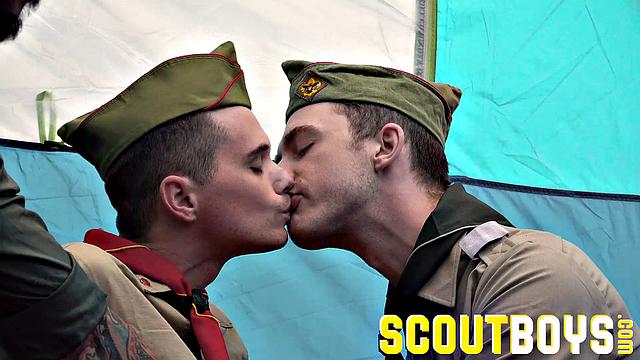 мускулистые скауты на выезде: отсос на природе и приколы в придачу