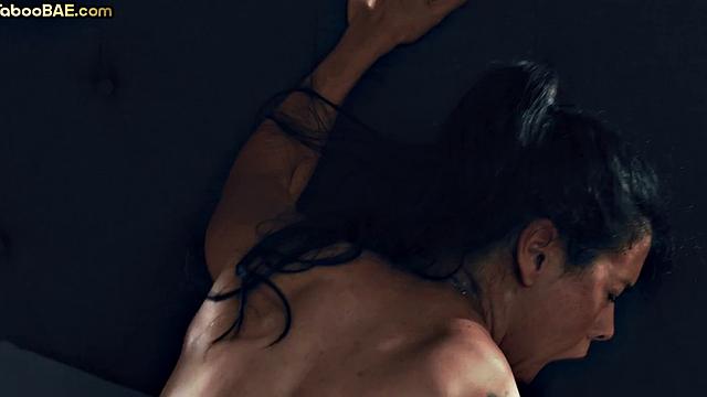 азиатская milf с большой жопой жадно сосёт и неистово скачет сверху