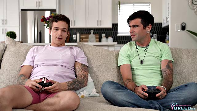 смотри, как мачеха ловит двойной кремпай от пасынка и его друга