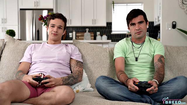 смотри, как мачеха ловит двойной кремпай от пасынка и его друга