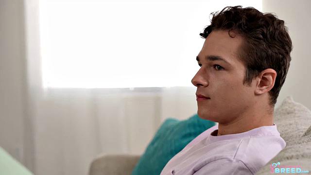 смотри, как мачеха ловит двойной кремпай от пасынка и его друга