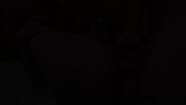 Очкастая дамочка решила, что пальцем мало - позвала зрелого на помощь, а теперь жалеет, что забыла про смазку.