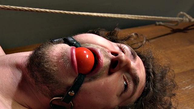 Блондинка-домина заткнула бесполезного саба своим лобком