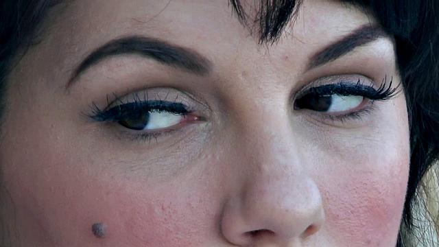 брюнетка снимает мокрый купальник у бассейна