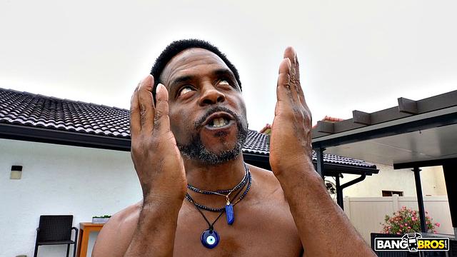 похотливая падчерица не может отвести глаз от члена отчима после йоги