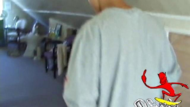 Джонни дрочит на улице