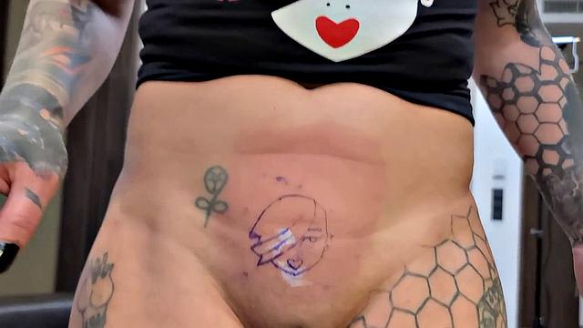 найоми шарп трахается и показывает татуировку