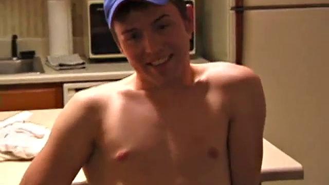 Кристиан Дейн не сдерживается, когда его мощный член в умелых руках парня