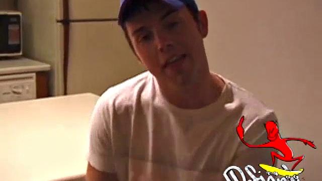 Кристиан Дейн не сдерживается, когда его мощный член в умелых руках парня