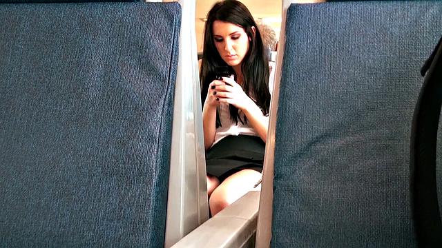 брюнетка знакомится в поезде и трахается дома