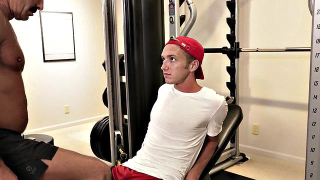 Gym daddy assdrilled by top barebacking twink