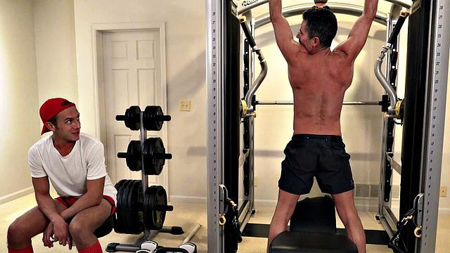 Gym daddy assdrilled by top barebacking twink