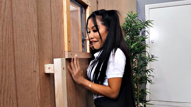 Dyke sluts love fingering in threesome and licking pussies