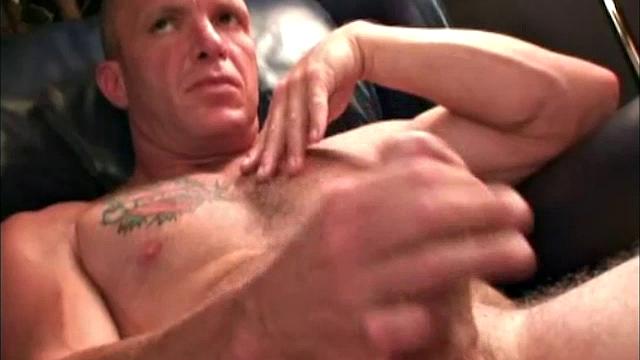 Крис пришел на массаж, а тут зрелая ручками поработала - до последней капли