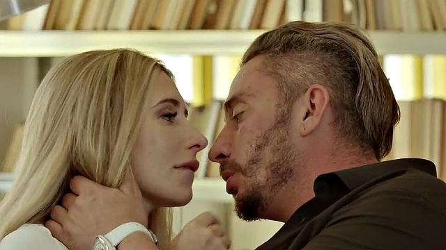 малышка на четвереньках доказывает, что спортзал не нужен