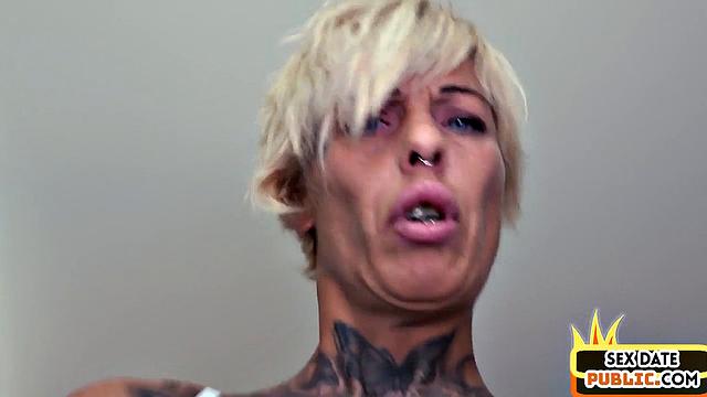 Смотри, как зрелая блондинка трахается с незнакомцем на природе в pov формате.