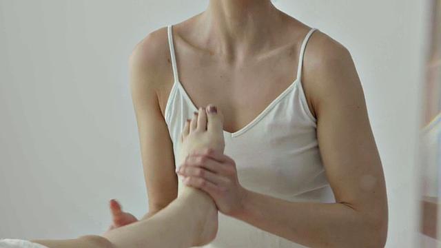 Dyke masseuse pussylicking her client