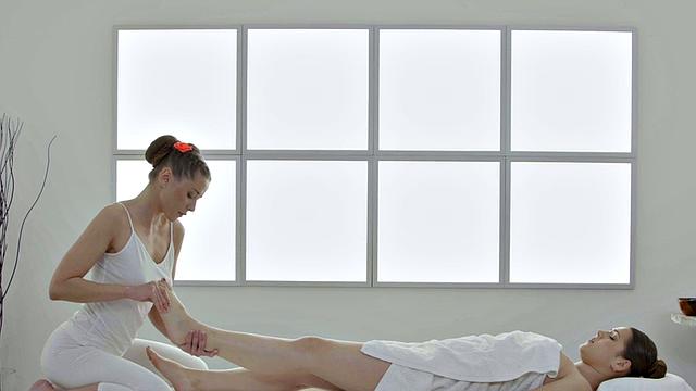 Dyke masseuse pussylicking her client