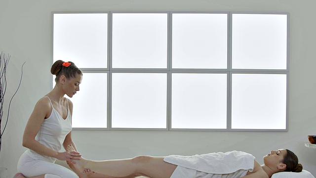 лесби-массажистка устроила клиентке оральный сеанс, как будто это кофебрейк