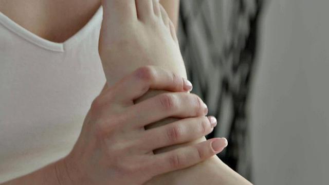 Dyke masseuse pussylicking her client