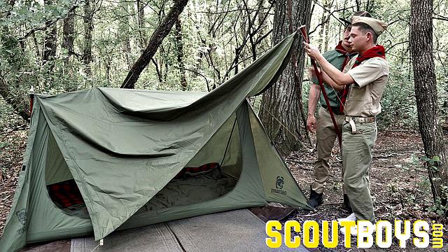 Скаут Лэндон ставит палатку и устраивает минет на природе