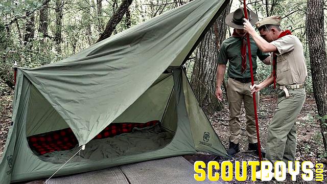 Скаут Лэндон ставит палатку и устраивает минет на природе