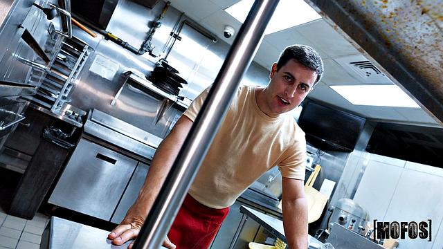 Арчер Али облизывает киску и скачет на члене Тони Рубино, а в финале получает сперму на лицо и нежный массаж стопами.