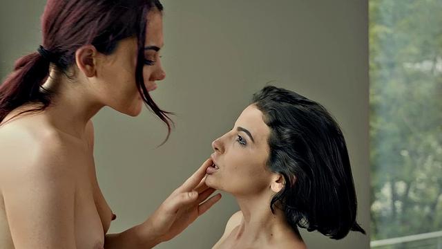 Брюнетка в очках ссыт в стаканы и трутся кисками в стрингах