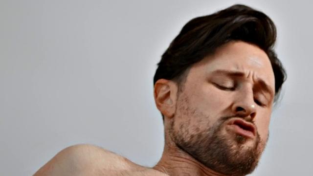 Татуированный качок получает горловой, а твинг потом ловко забывает о резинках