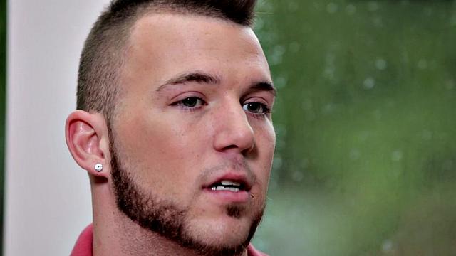 Inked stud fingers ass and jerks off in solo