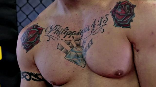 Inked stud fingers ass and jerks off in solo