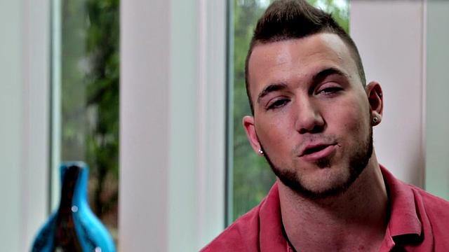 Inked stud fingers ass and jerks off in solo