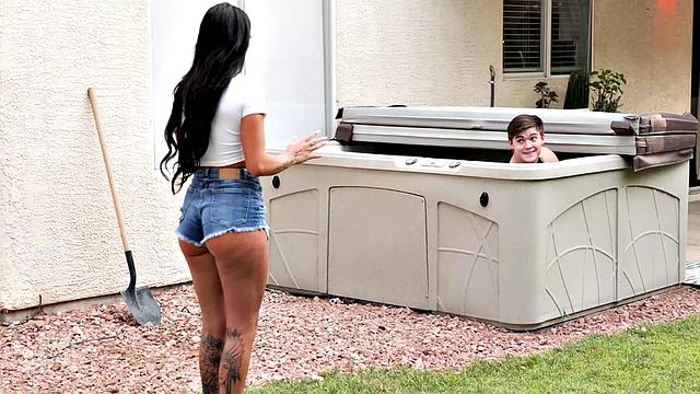Tattooed big tit babe Desiree Nevada with her contractor