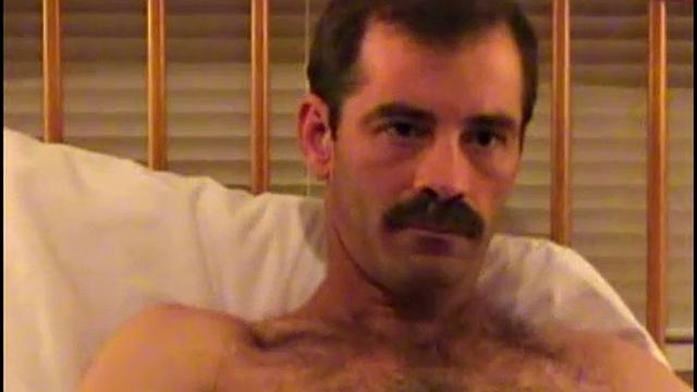 Майк раздевается и его жёстко трахает брутальный жеребец