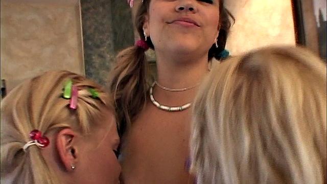 Три зрелые лесбиянки заводятся друг с другом и переходят к кунилингусу между подругами.