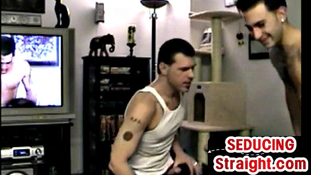 скрытая камера: гетеро сдался под натиском дерзких губ